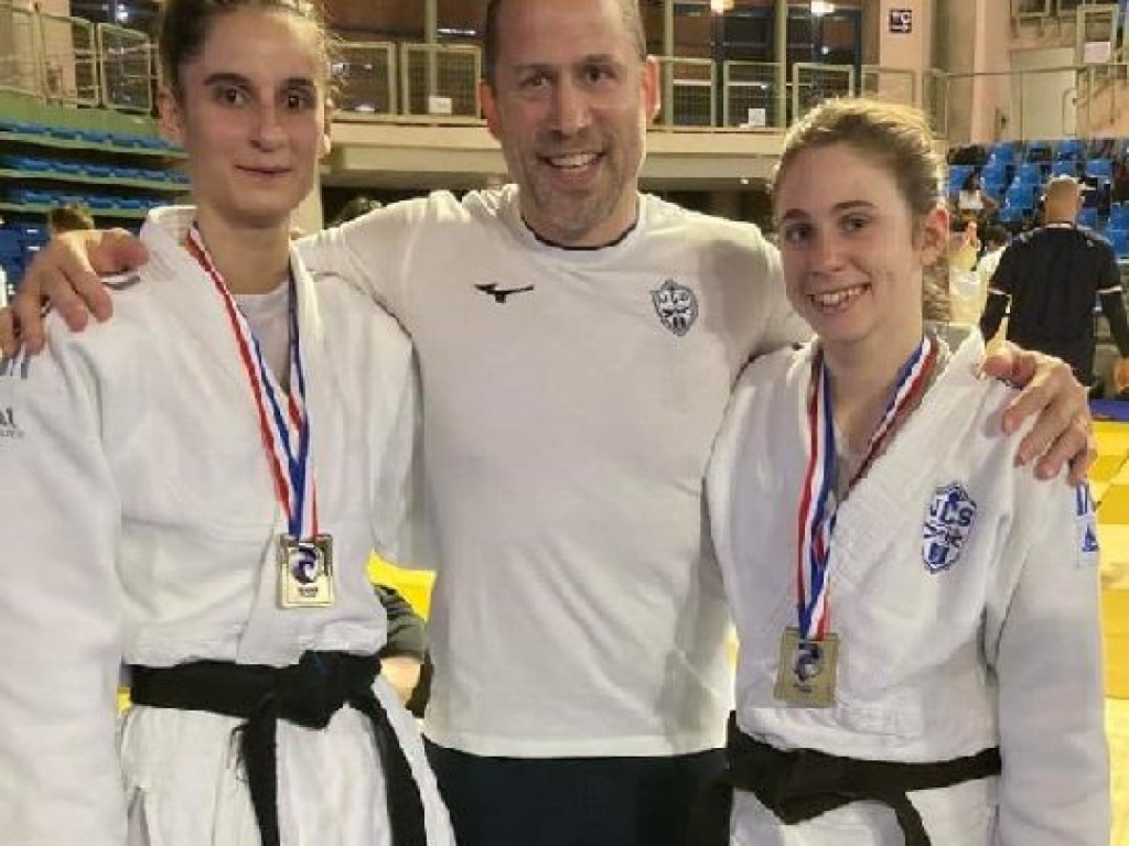 Image de l'actu '2 nouvelles médailles pour le Judo Club de Soumoulou lors des Campionnats de France 3ème Division à Paris avec L'argent pour Emma CENECORTA et le bronze pour  Margaux BASTERREIX'